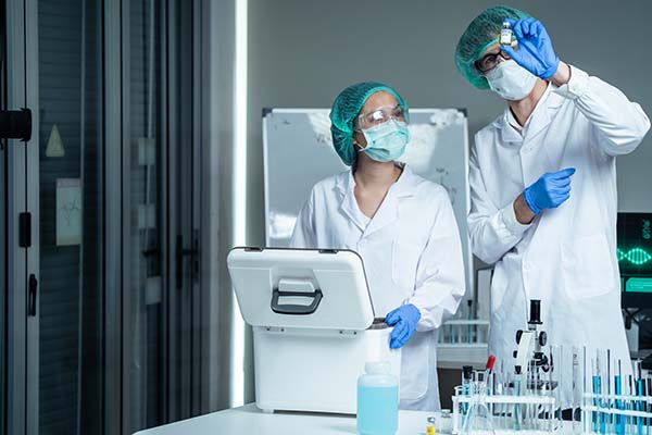 © Adobe stock Kawee Techniciens de laboratoire manipulant des échantillons