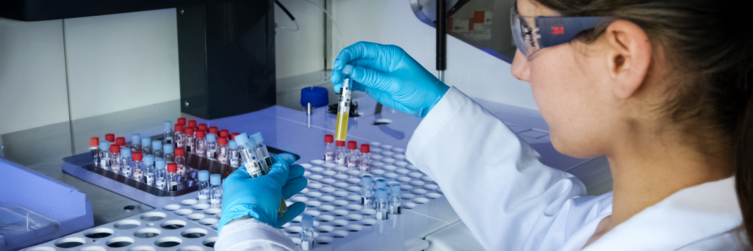 © CTC Opératrice de laboratoire manipulant des échantillons avec des gants bleus