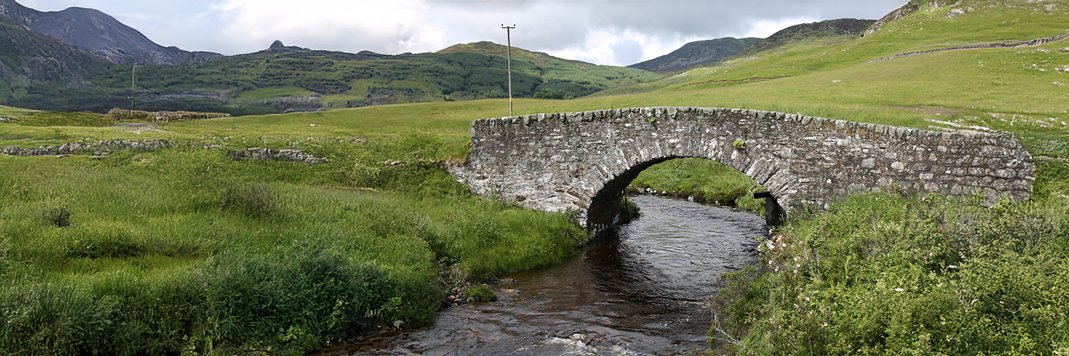 © Adobe Stock - Traveller70 Rivière qui passe sous un pont en pierres