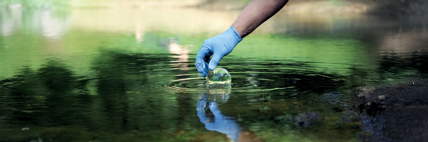 © Adobe Stock - Kozorog Prélèvement d'eau dans une source naturelle