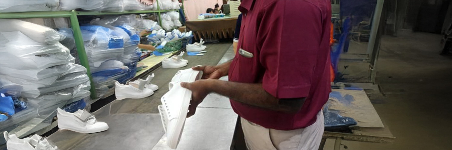 © CTC Inspection de paires de chaussures blanches