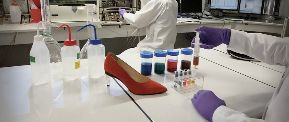 © CTC Chaussure rouge analysée en laboratoire