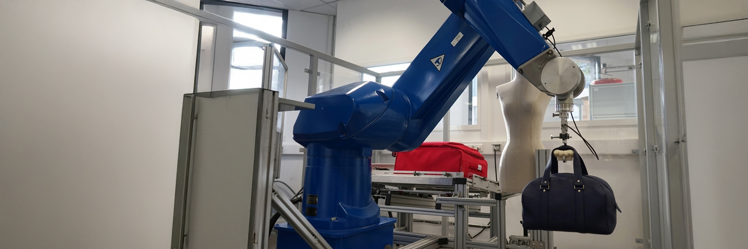 © CTC Sac bleu en cuir testé à l'aide d'un bras robotisé