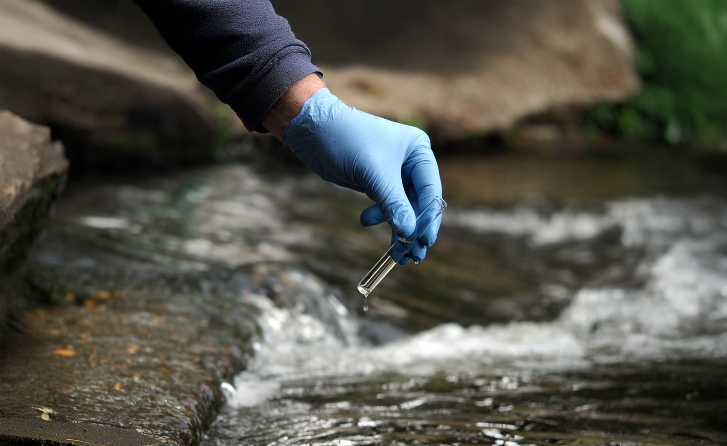 © Adobe Stock Kozorog Prélèvement d'eau dans une source naturelle