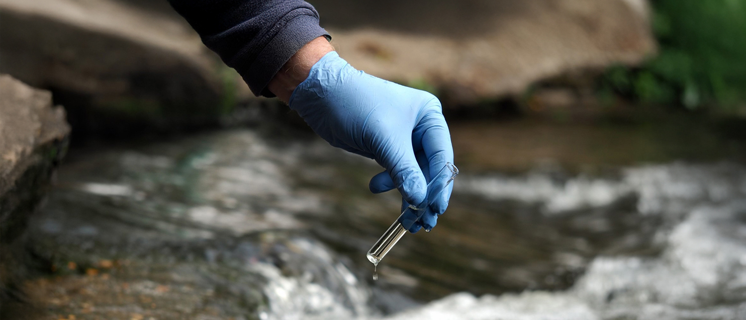 © Adobe Stock kozorog Prélèvement d'eau en milieu naturel