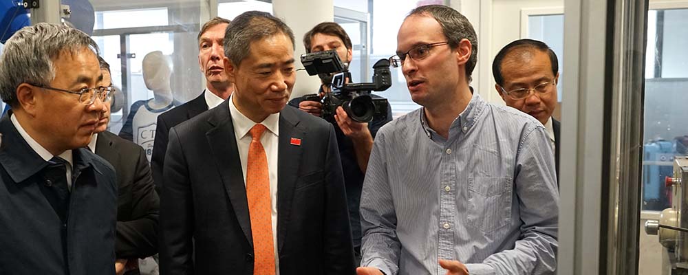 Hu Chunhua's visit to the CTC Physics Lab